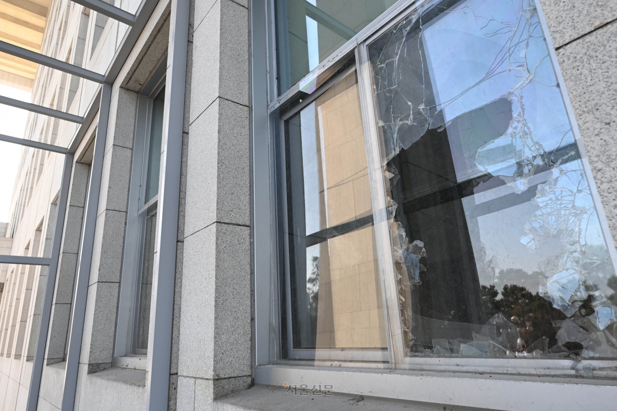 12·3 비상계엄 사태 발생 1년을 앞둔 1일 당시 계엄군이 파손한 서울 여의도 국회의사당 국민의힘 정책위의장실 창문이 깨진 채로 있다. 홍윤기 기자