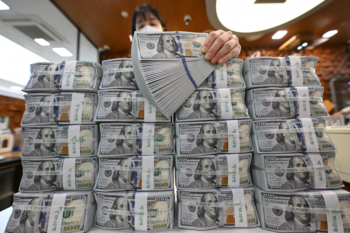 금융당국이 최근 고환율 배경으로 서학개미 수요를 지목하며 내년 1월까지 증권사의 해외 주식 투자 조장 행태를 특별점검하기로 한 가운데 1일 서울 중구 하나은행 위변조대응센터에서 직원이 달러화를 정리하고 있다. 이지훈 기자