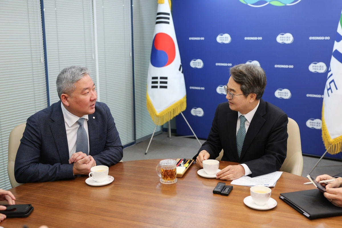 1일 이주옥 WEF 아시아·태평양국장이 경기도청을 방문해 김동연 경기지사에게 세계경제포럼 2026 연차총회(다보스포럼) 초청장과 프로그램 일정을 전달했다. (경기도 제공)