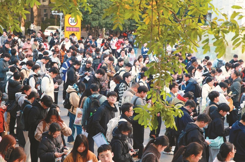 중국 난징 임업대학교에서 공무원시험 응시자들이 대기하고 있다. 바이두 캡처