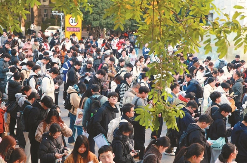 중국 난징 임업대학교에서 공무원시험 응시자들이 대기하고 있다. 바이두 캡처