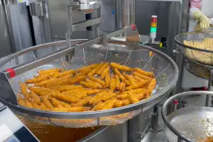 조리시간 1시간 11분 단축… 제주학교 급식에 ‘AI 조리로봇’ 전국 첫 도입