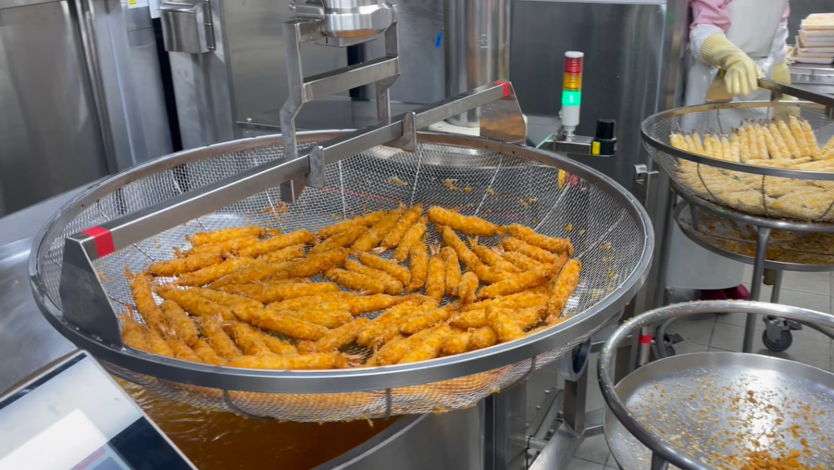 제주여상 급식실에서 시범 운영중인 조리로봇이 튀김을 만들어내고 있다. 제주도교육청 제공
