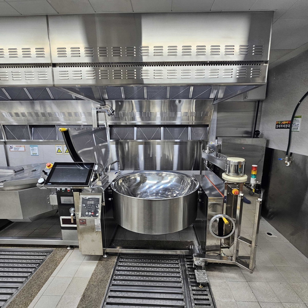 제주여상 급식실에서 설치된 조리로봇. 제주도교육청 제공
