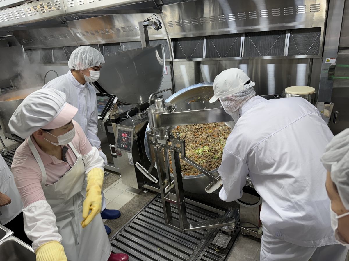 조리로봇과 협업하는 조리종사자들의 모습. 제주도교육청 제공