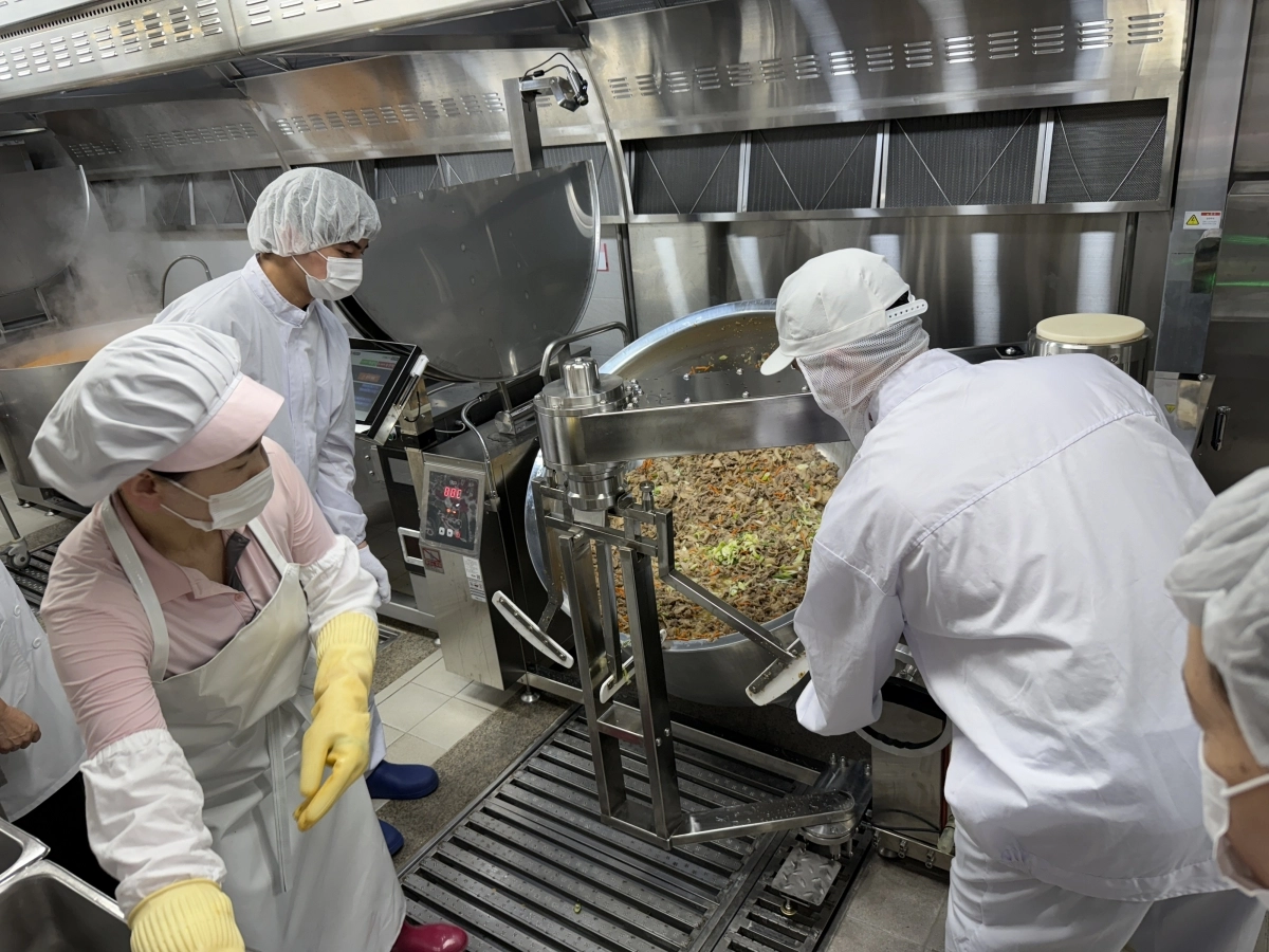 조리로봇과 협업하는 조리종사자들의 모습. 제주도교육청 제공
