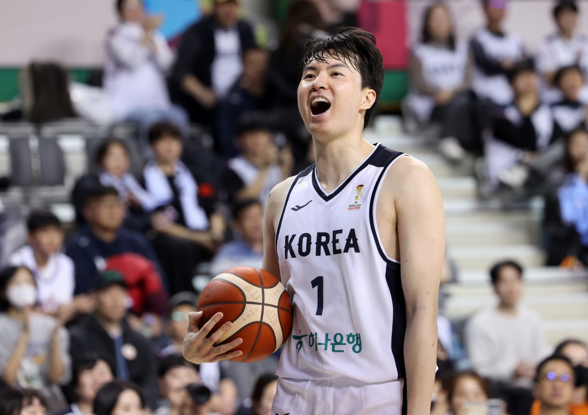 한국 농구 국가대표 이현중이 1일 원주 DB프로미아레나에서 열린 2027 국제농구연맹(FIBA) 월드컵 아시아 예선 1라운드 B조 2차전 중국과의 홈 경기에서 승리한 뒤 기뻐하고 있다. 원주 연합뉴스