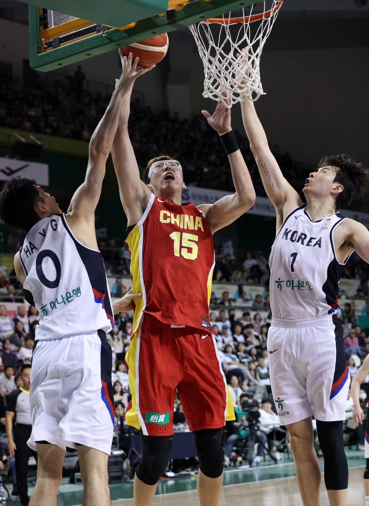 한국 농구 국가대표 이현중과 하윤기가 1일 원주 DB프로미아레나에서 열린 2027 국제농구연맹(FIBA) 월드컵 아시아 예선 1라운드 B조 2차전 중국과의 홈 경기에서 저우치를 막고 있다. 원주 연합뉴스