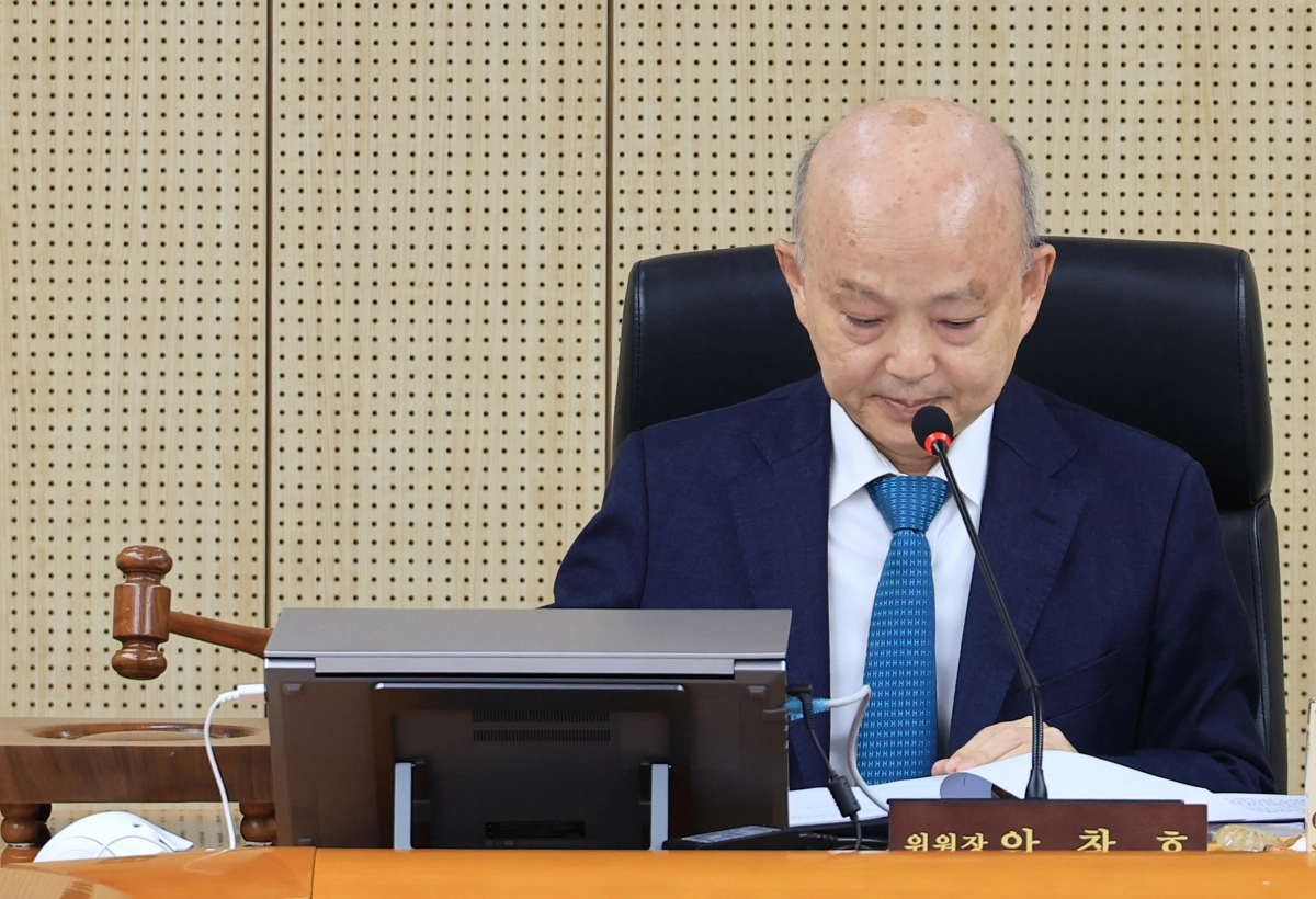 안창호 국가인권위원장이 지난달 24일 서울 중구 위원회에서 열린 전원위원회에서 의사봉을 두드리고 있다. 연합뉴스