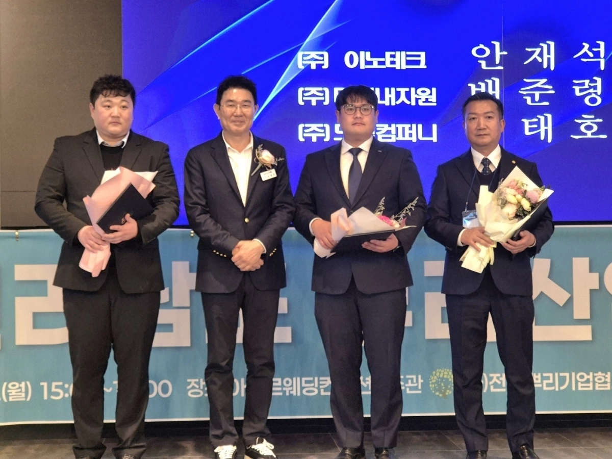 뿌리산업 발전 공로로 순천시장상을 받은 허태호(맨 오른쪽) ㈜드림컴퍼니 이사 등 수상자들이 노관규 시장과 기념사진을 찍고 있다.