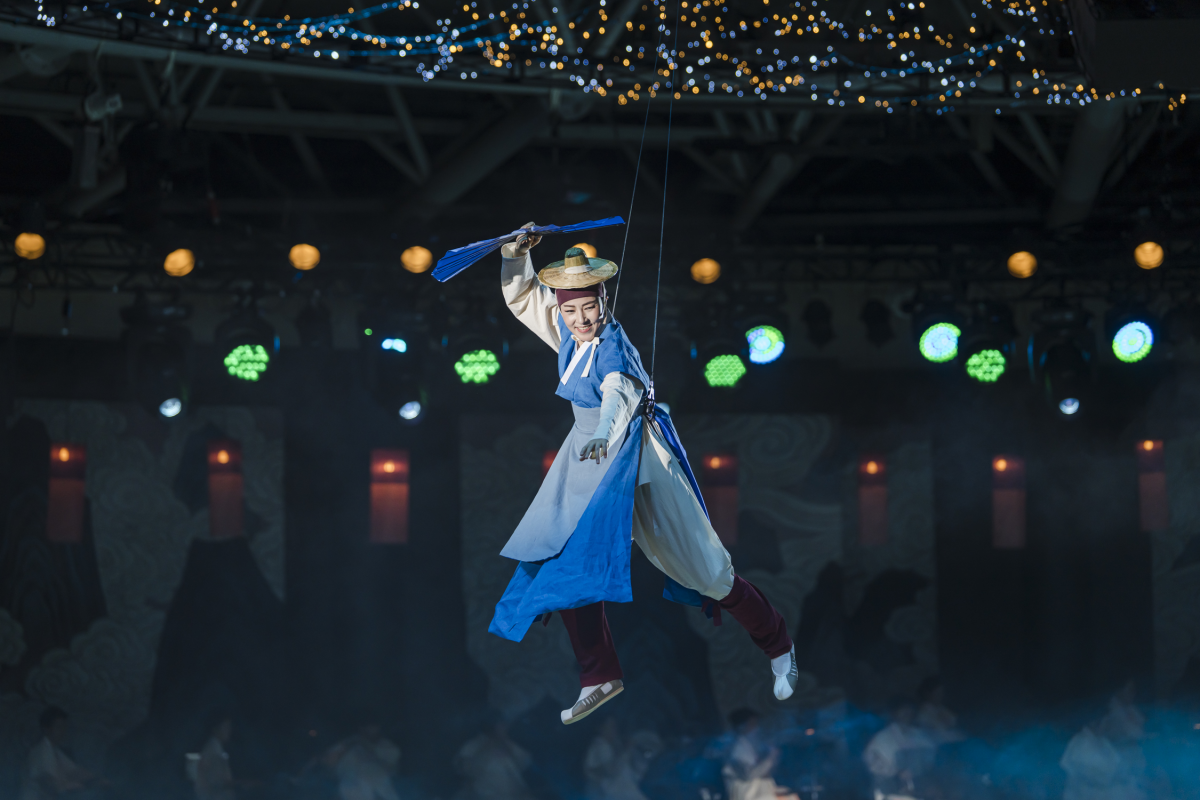 홍길동을 맡은 이소연 국립창극단 단원과 소리꾼 김율희는 곡예 연기와 함께 당차고 힘있는 소리를 들려준다. ⓒ전강인
