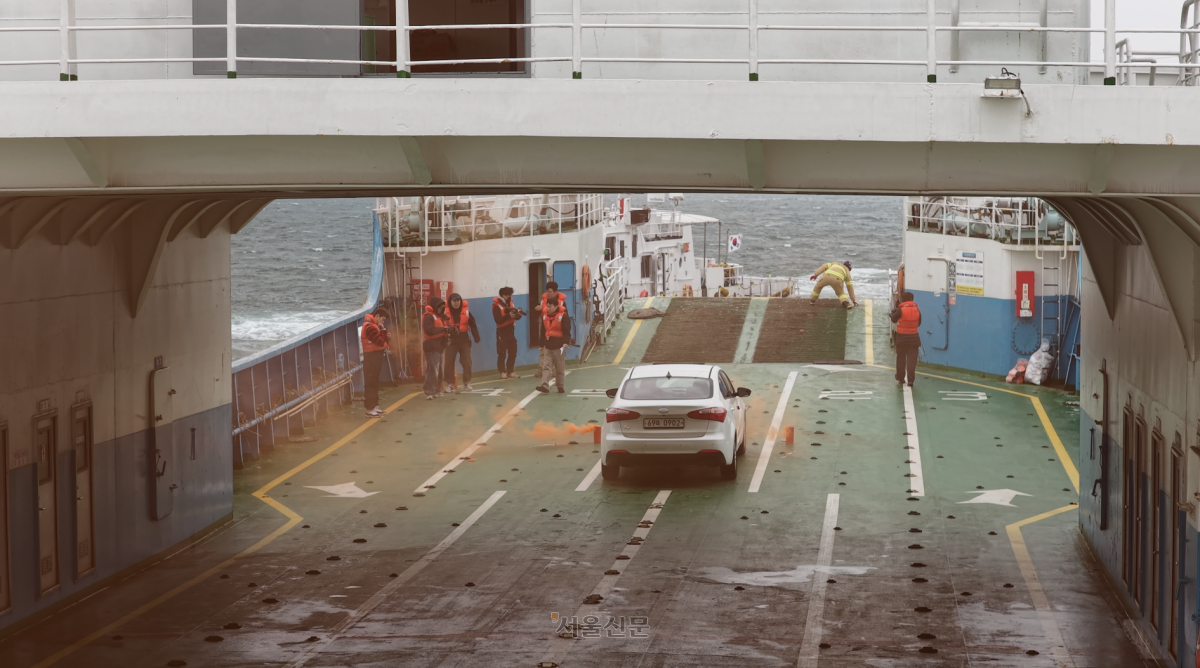 여객선 내 전기차 배터리 발화로 추정되는 화재가 발생해 연기가 나고 있다.