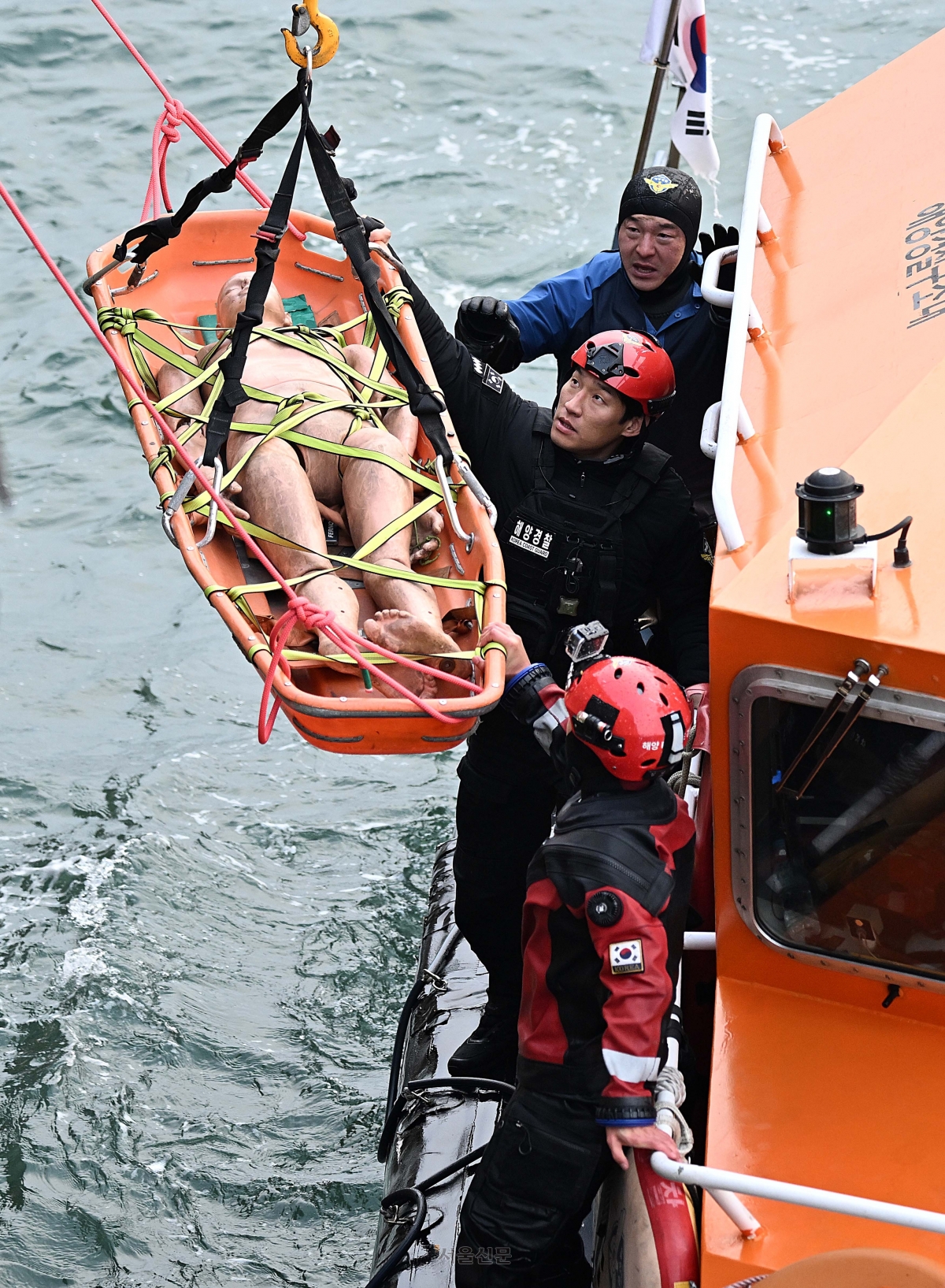 인천소방본부 크레인을 이용해 바다 위 표류자 훈련 상황을 연출하고 있다.
