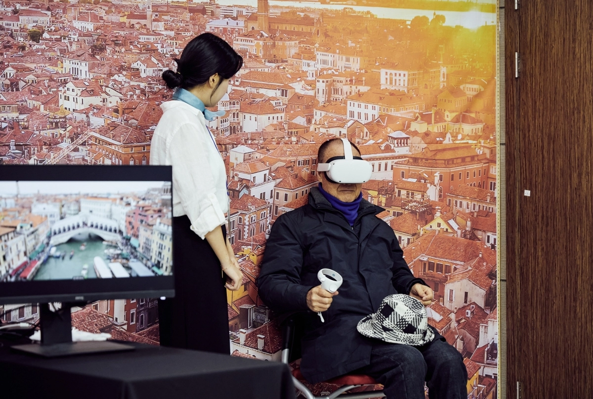 지난달 27일 서울 용산구 사회적경제지원센터에서 열린 ‘글로벌 가상현실(VR) 여행 프로그램’에서 한 참가자가 이탈리아 베네치아를 감상하고 있다.  용산구 제공