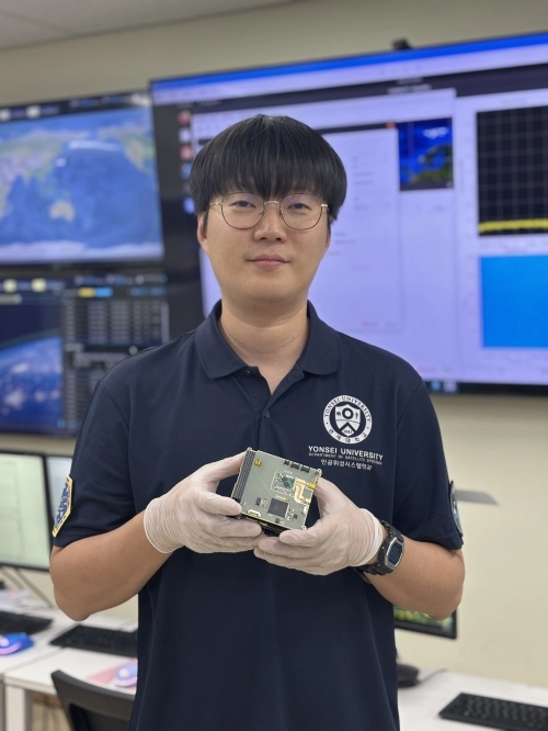 은영호 연세대 인공위성시스템학과 연구교수가 위성 통신장비를 든 채 사진을 찍고 있다. 은 교수가 개발에 참여한 초소형 위성 2기는 지난달 27일 발사된 한국형 발사체 누리호에 탑재됐다. 본인 제공