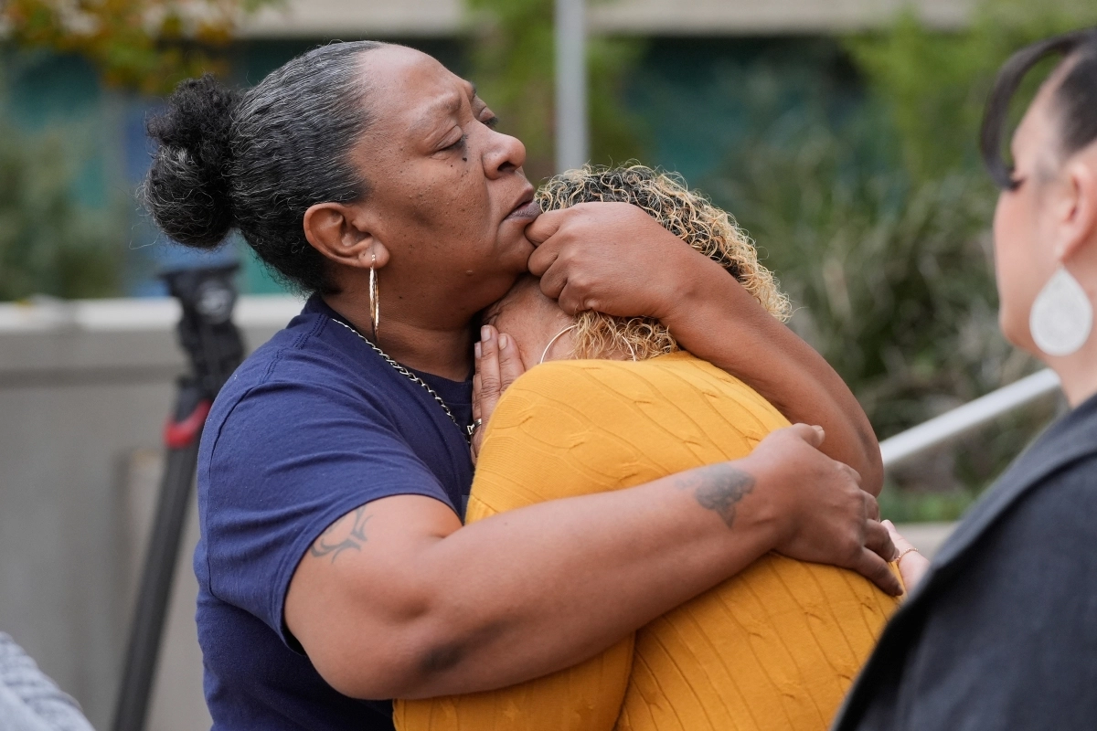딸의 생일파티를 열던 패트리스 윌리엄스의 가족인 버니스 배스(왼쪽)와 테레사 스파이비가 2025년 12월 1일 월요일 미국 캘리포니아 스톡턴에서 인터뷰를 받던 중 서로 껴안고 있다. AP뉴시스