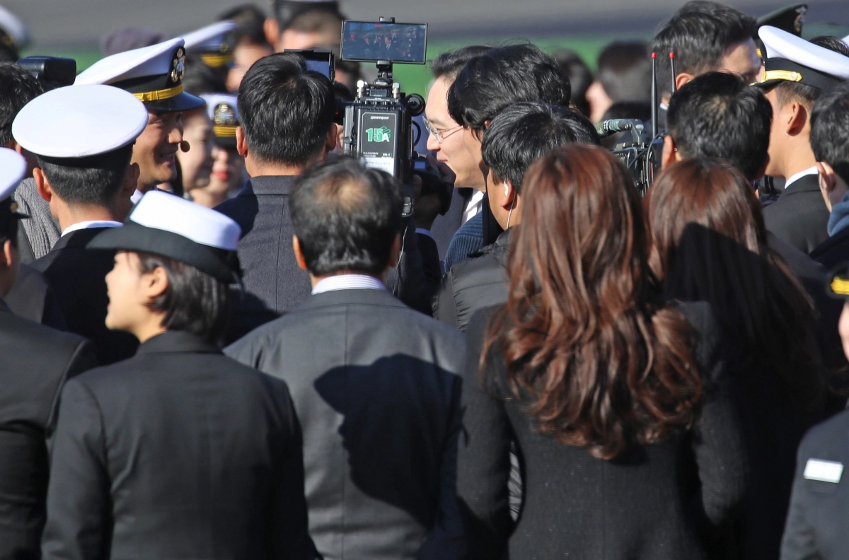 계급장 수여하는 이재용 회장 뒤로 기다리는 임세령 부회장