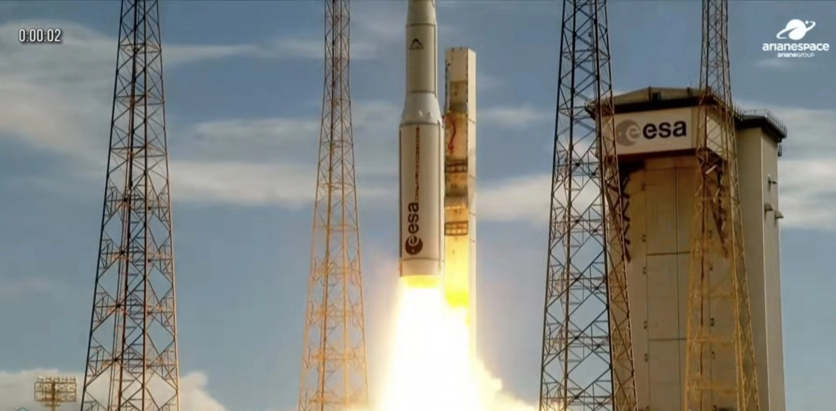 국내 자체 기술로 개발한 초고해상도 관측위성 아리랑 7호가 2일 새벽 2시 21분(한국시간) 남미 프랑스령 기아나 쿠루 기아나우주센터에서 아리안스페이스 베가-C에 탑재돼 발사되고 있다. 아리안스페이스 유튜브 화면 캡쳐