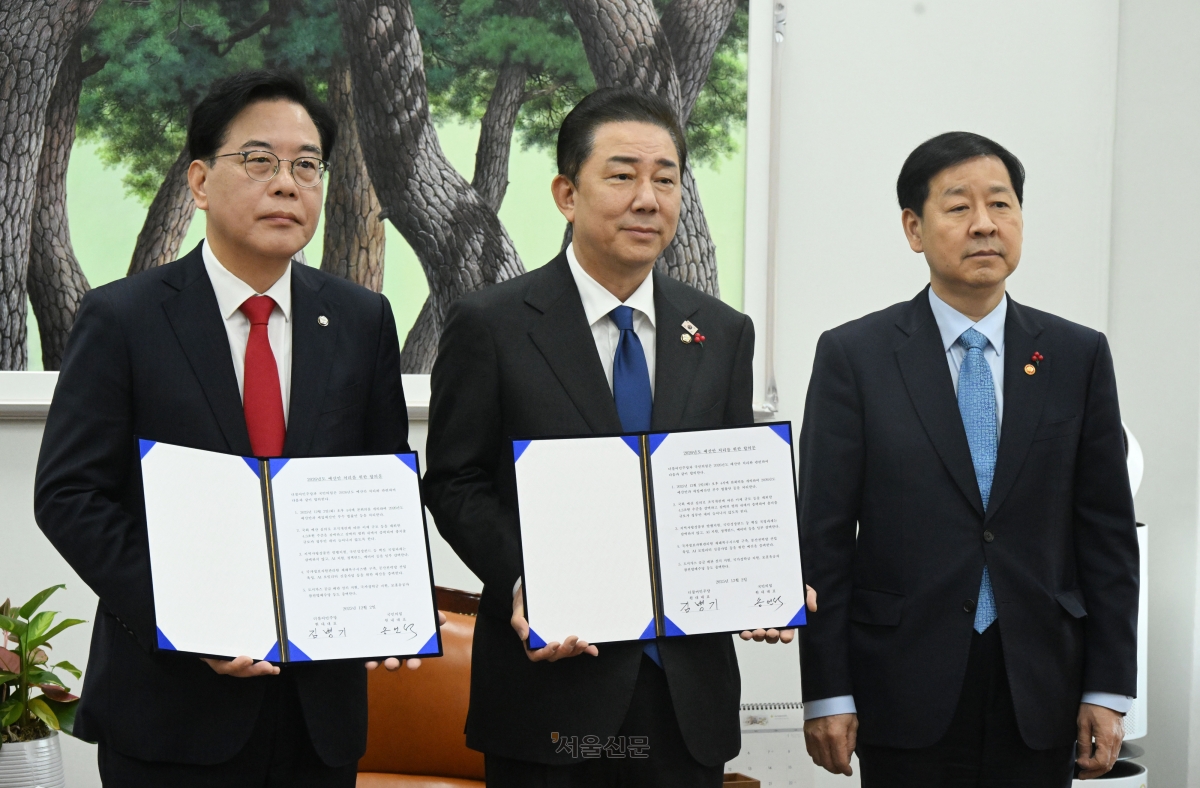 송언석 국민의힘 원내대표(왼쪽부터), 김병기 더불어민주당 원내대표, 구윤철 부총리 겸 기획재정부 장관이 2일 서울 여의도 국회에서 2026년도 예산안 처리를 위한 합의문에 서명을 마치고 기념촬영을 하고 있다. 2025.12.2 안주영 전문기자