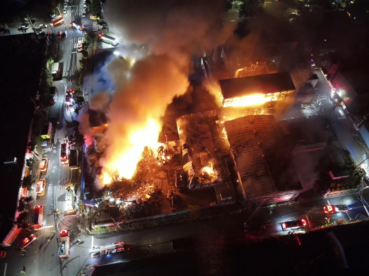 지난 1일 오후 9시 27분쯤 서귀포시 토평동의 한 폐목재 가공업체 야적장에서 화재가 발생했다. 제주도소방안전본부 제공