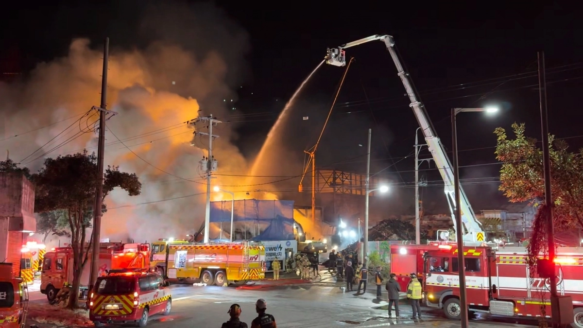서귀포시 토평동 야적장 불이 인근 공장으로 번져 진화에 어려움을 겪고 있다. 제주도소방안전본부 제공