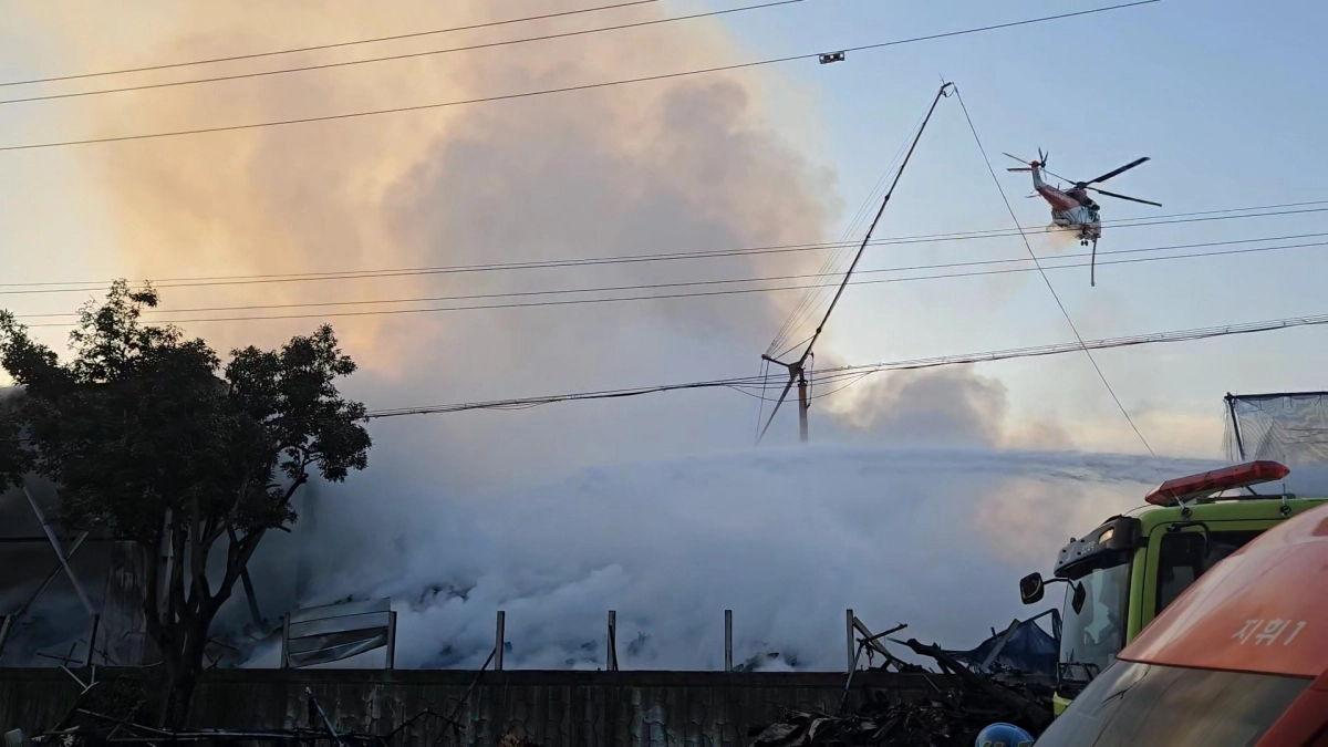 서귀포시 토평동 야적장 화재현장이 2일 오전까지도 검은 연기에 휩싸여 헬기까지 동원돼 불길을 잡는데 총력을 기울이고 있다. 제주도소방안전본부 제공