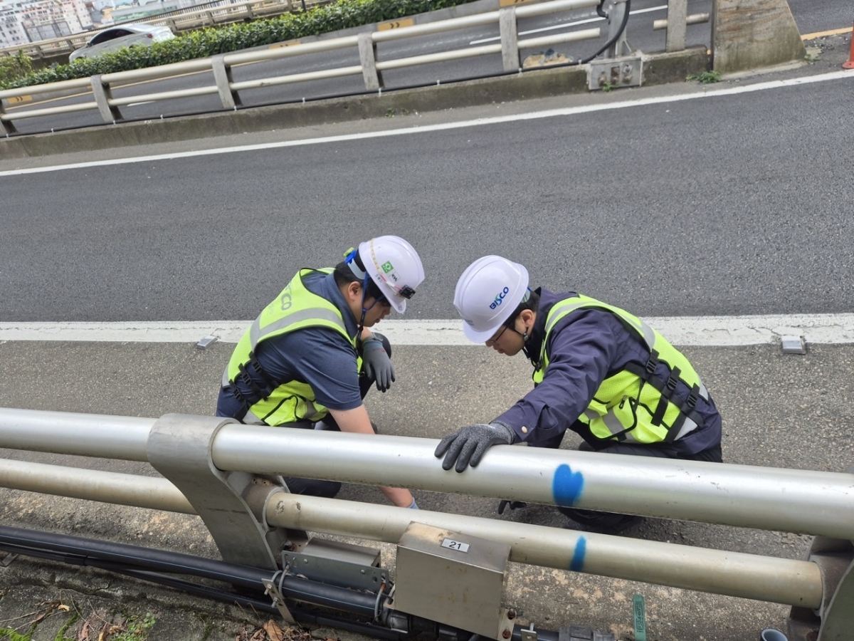 공단 직원이 폭설 대비 제설제 사전 점검을 하고 있다. 부산시설공단 제공