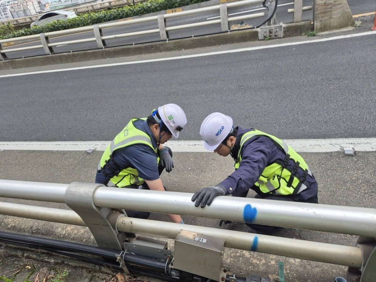 공단 직원이 폭설 대비 제설제 사전 점검을 하고 있다. 부산시설공단 제공