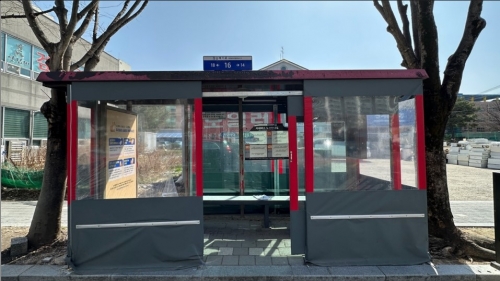 방한 텐트가 설치된 버스 정류장. 전주시 제공