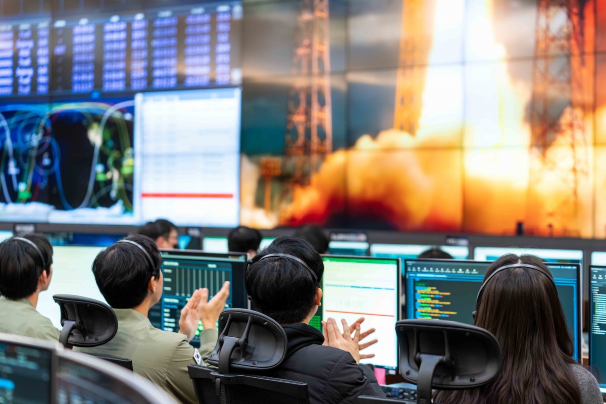 2일 대전 한국항공우주연구원 위성종합관제실에서 연구진들이 다목적실용위성 ‘아리랑’ 7호의 발사를 축하하는 박수를 치고있다. 한국항공우주연구원 제공