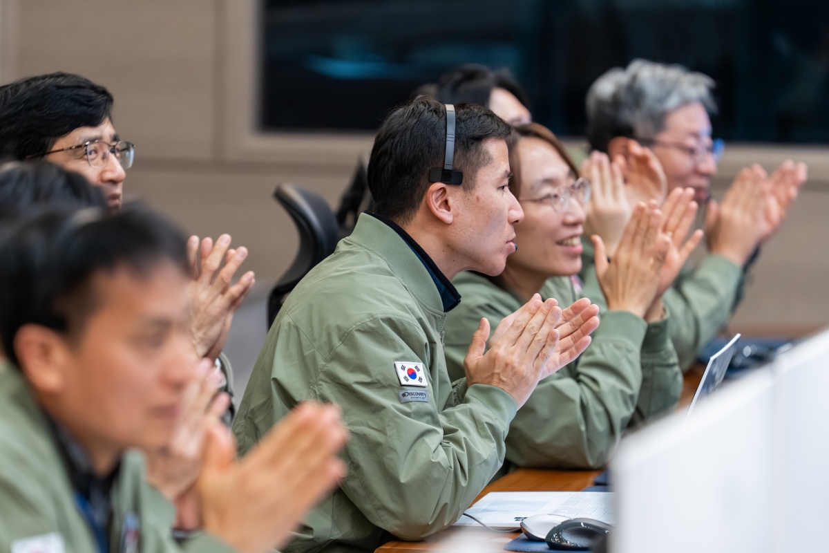 2일 대전 한국항공우주연구원 위성종합관제실에서 연구진들이 다목적실용위성 ‘아리랑’ 7호와의 교신 성공을 축하하는 박수를 치고있다. 한국항공우주연구원 제공