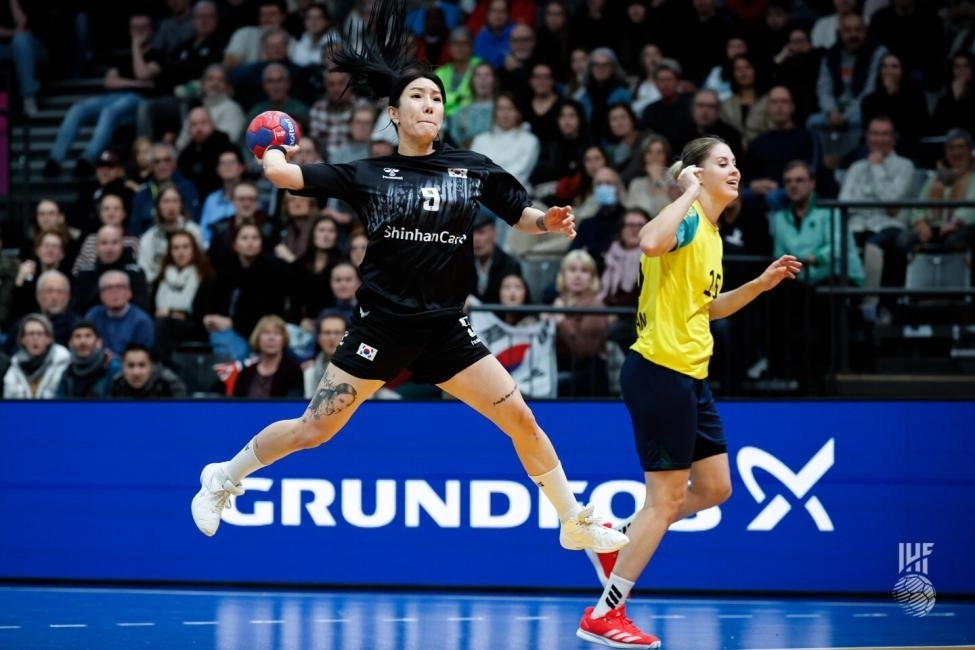 한국여자핸드볼 대표팀의 우빛나가 2일(한국시간) 독일 트리어에서 열린 제27회 국제핸드볼연맹(IHF) 여자 세계선수권대회 조별리그 H조 3차전 카자흐스탄과의 경기에서 슛을 시도하고 있다. 대한핸드볼협회 제공