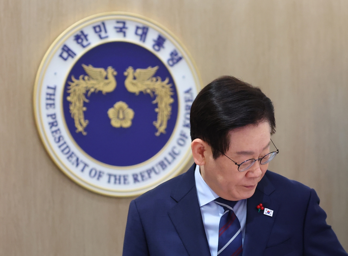 국무회의 입장하는 이재명 대통령