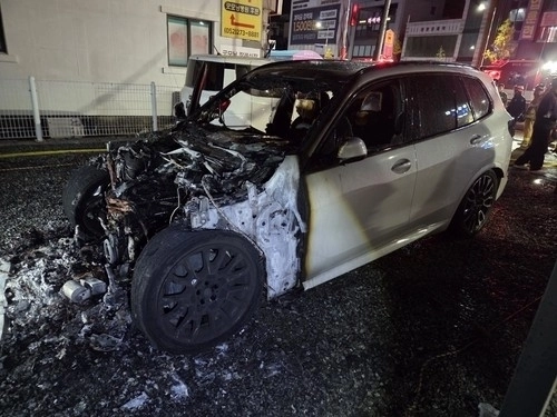 울산의 한 모델하우스 지상 주차장에서 발생한 화재 현장. 연합뉴스