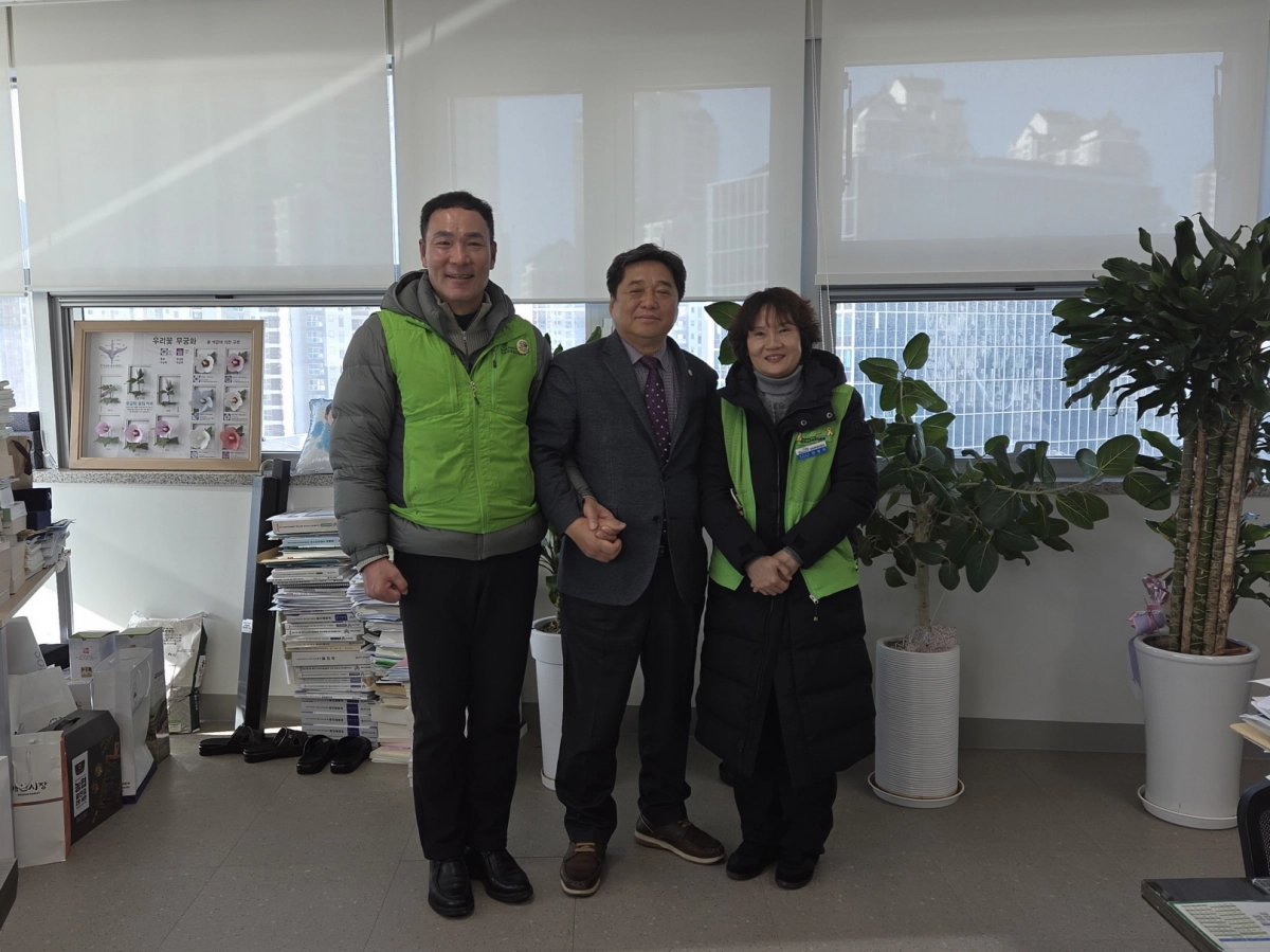 김호겸 의원이 1일 경기도의회 의원실에서 전국교육공무직본부 경기지부 특수교육지도사들과 간담회를 개최하고 함께 기념촬영을 하고 있다.(사진=경기도의회)