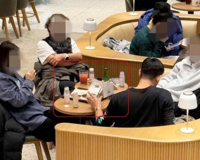 경기 양평군의 한 스타벅스 매장에서 치킨과 소주를 먹고 있는 손님들. 자료 : 온라인 커뮤니티