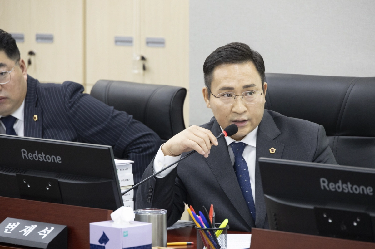 변재석 의원이 1일 경기도교육청 2026년 교육비특별회계 예산안을 검토하며 질의하고 있다.(사진=경기도의회)