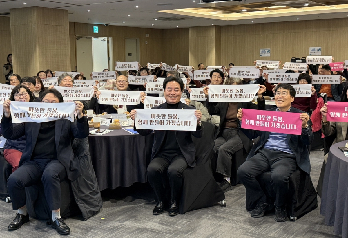 김동규 의원이 11월 28일 수원 컨벤션센터에서 ‘2025 장기요양요원 송년 포럼’에 참석해 축사를 전하고 관계자들과 함께 기념촬영을 하고 있다.(사진=경기도의회)