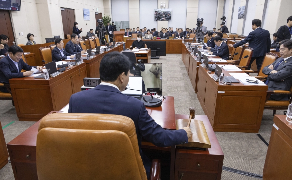 27일 국회에서 열린 국방위 전체 회의 모습. 2025.11.27