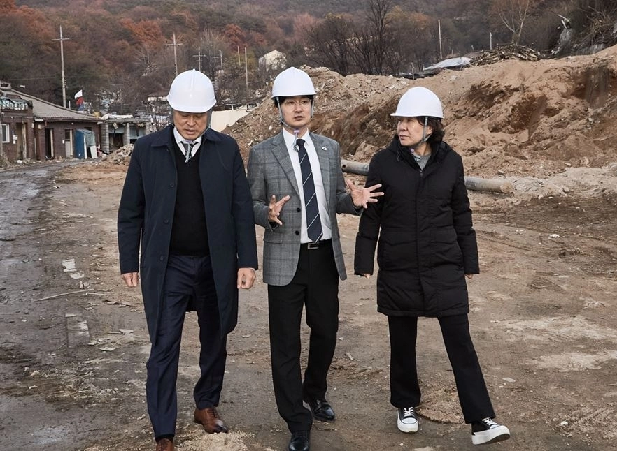 백사마을 현장을 찾은 서준오 의원(가운데)