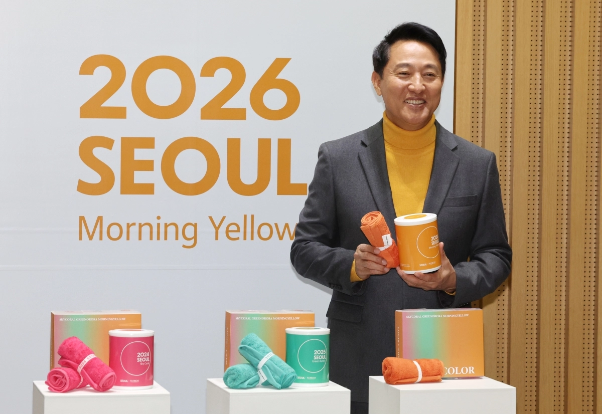 오세훈 서울시장이 2일 서울시청에서 열린 ‘2026 서울색·서울빛 발표 기자 설명회’에서 내년 서울색으로 모닝옐로우를 선정했다고 밝히고 있다. 연합뉴스