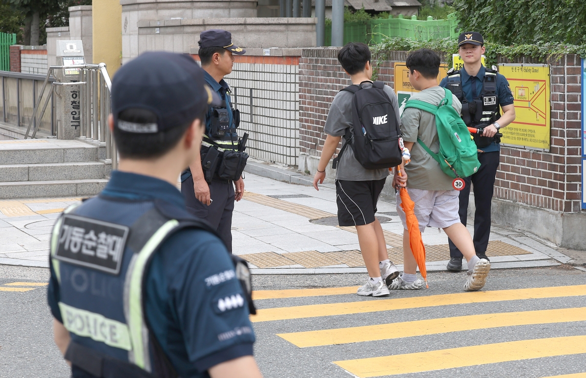 최근 전국에서 어린이 약취·유인 범죄가 잇따르는 가운데 한 초등학교 앞에서 경찰관들이 초등생 하굣길 순찰 활동을 하고 있다. 연합뉴스