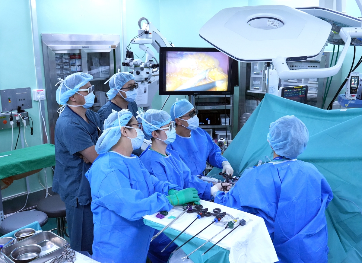 단국대병원에서 연수중인 몽골 의사들이 외과 복강경 수술을 참관하고 있다. 단국대병원 제공
