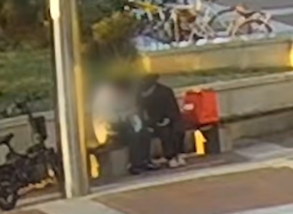 중고 거래에서 만난 서울 강서경찰서 소속 경찰관(오른쪽)과 경찰관 덕분에 보이스피싱(전화금융사기) 피해를 모면한 시민. 유튜브 채널 ‘서울경찰’ 캡처