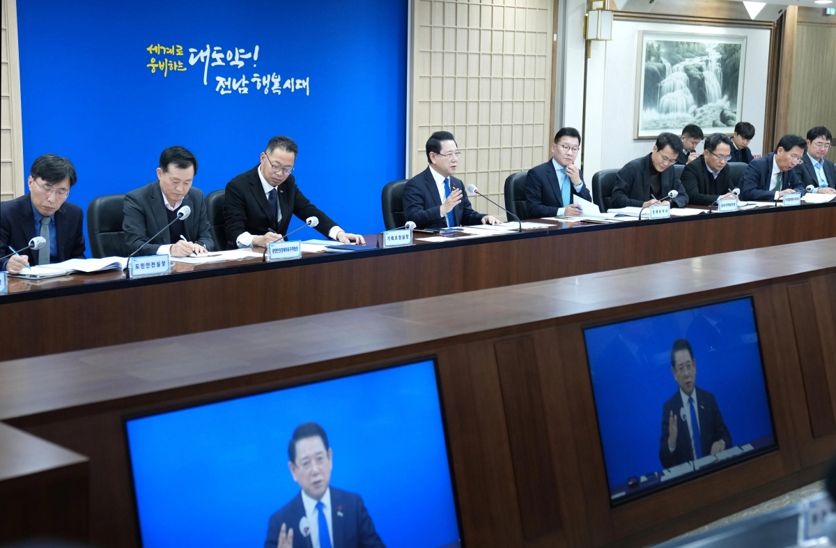김영록 전남지사가 2일 도청에서 실국장 정책회의를 주재하고 도정 현안을 논의하고 있다.