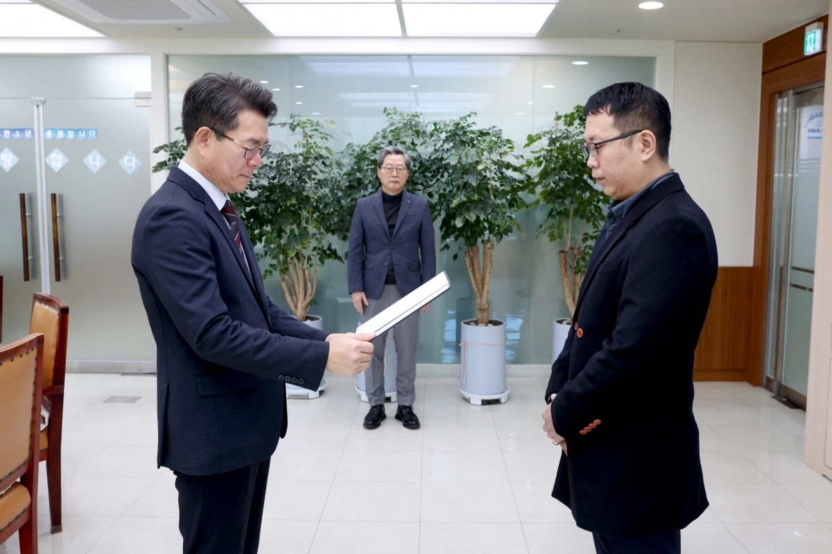 정원오(왼쪽) 서울 성동구청장이 지난 1일 노동이사 임명장을 수여하고 있는 모습 . 성동구 제공