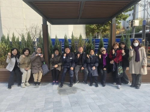 김경호 서울 광진구청장이 구의3동에 설치한 안전쉼터에서 주민들과 기념사진을 찍고 있다.   광진구 제공