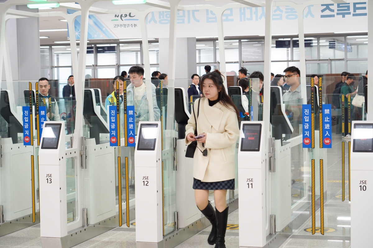 제주도는 2일 강정항 크루즈터미널에서 기념행사를 열고 무인자동심사대를 본격 가동하고 있다. 제주도 제공