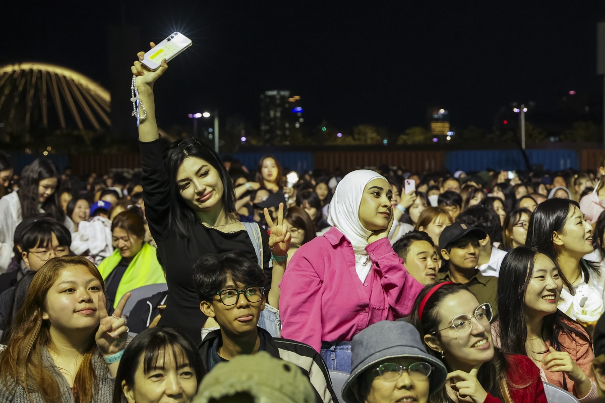 2025.5.30 부산항국제여객터미널 야외주차장에서 열린 부산항축에 참여한 외국인 관광객들이 환호하고 있다. 부산시제공