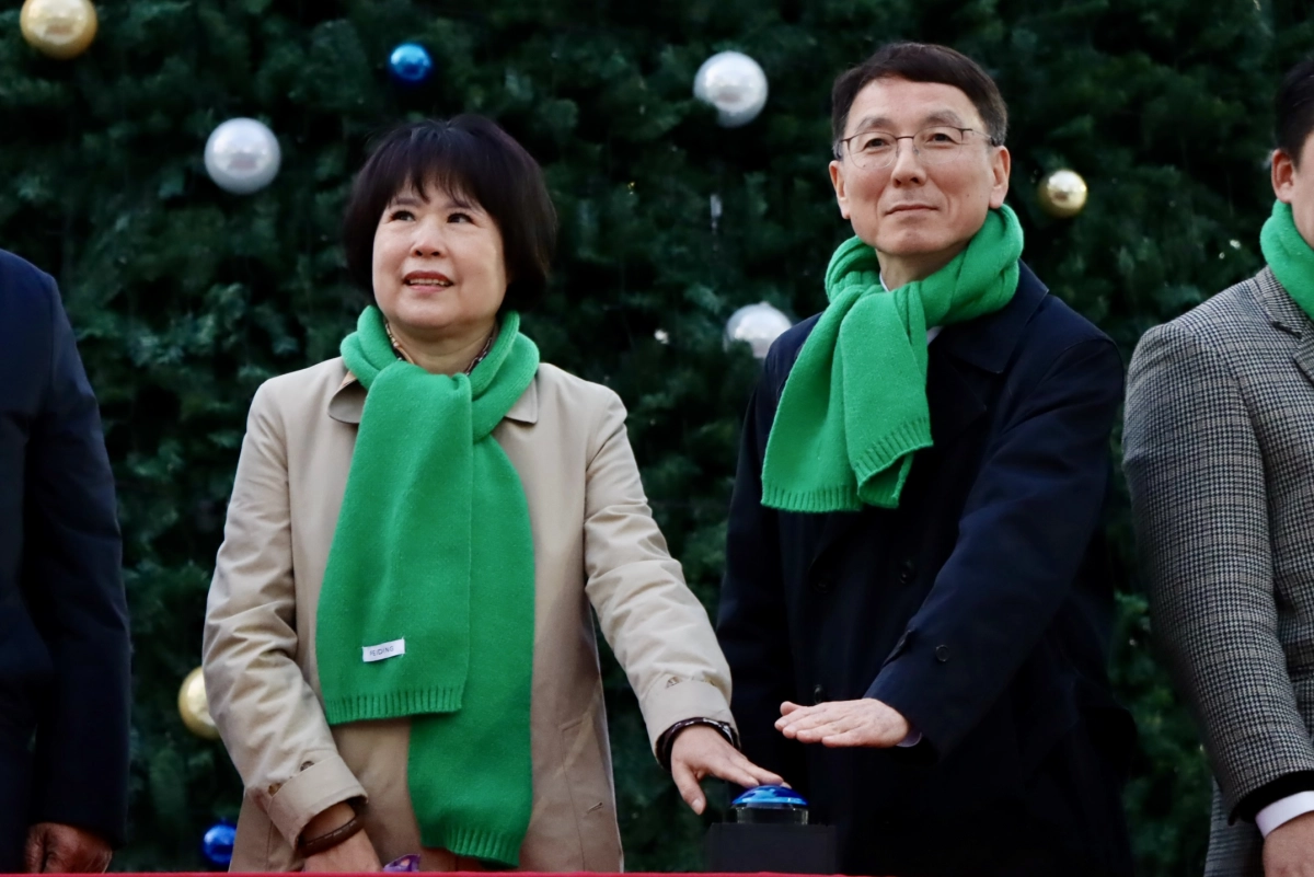 서성란 의원이 1일 경기도청 도담뜰에서 열린 ‘2025 경기도청 도담트리 점등식’에서 참석자들과 함께 점등 버튼을 누르며 성탄의 빛처럼 경기도가 화합과 상생의 길로 나아가기를 기원하고 있다.(사진=경기도의회)